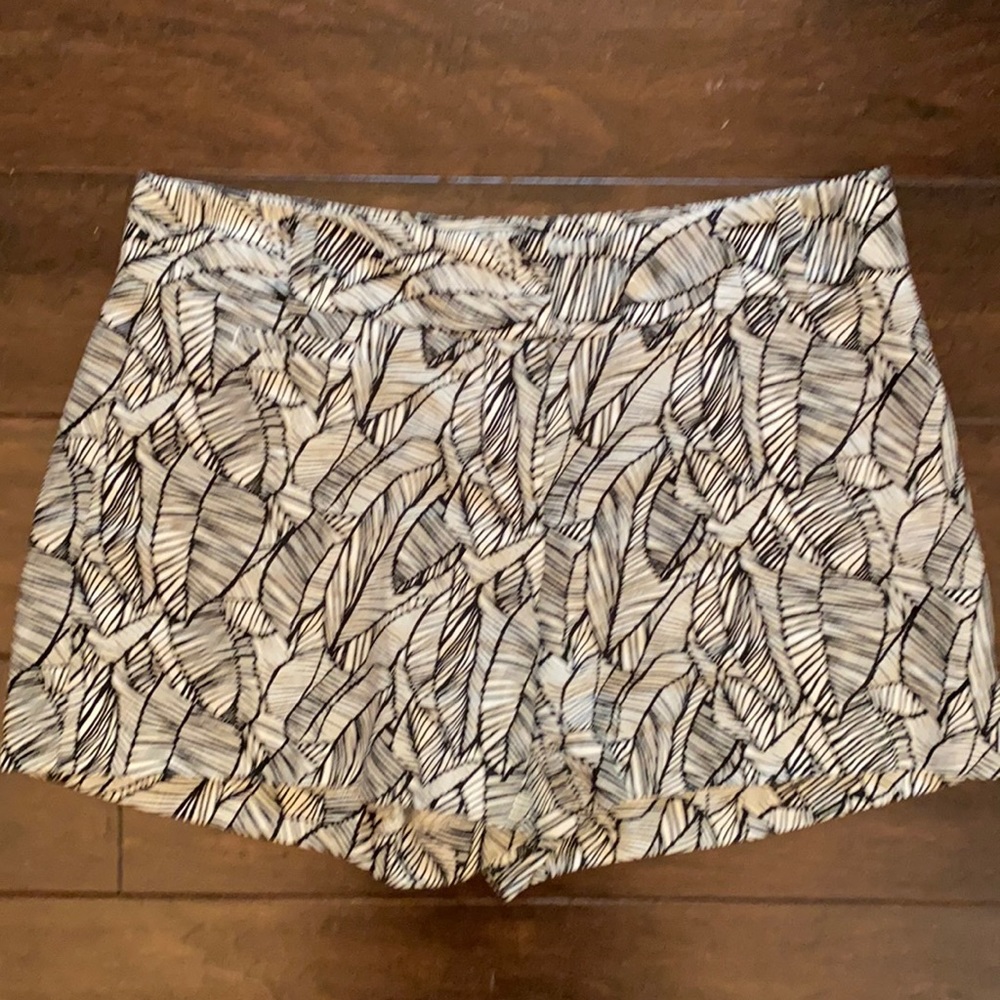 Cute leaf print shorts